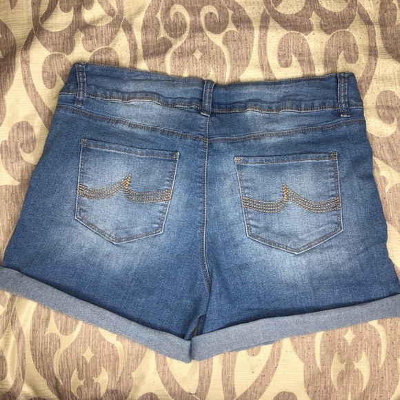 SHORTS - Picture 3 of 6